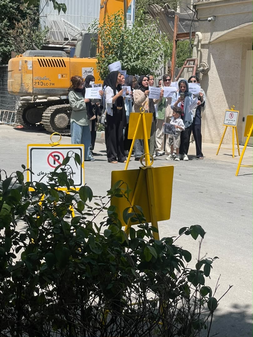 اعتراض مدافعان حقوق بشر افغانستان در تهران؛ توسط پولیس ایران منفرق شدند و نوار های ثبت شده متعرضان حذف و تلفون های همراه آنان با خود بردند.