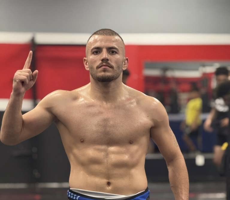 پیروزی درخشان توفیق‌الله عمری در A1 Combat؛ گامی بلند به سوی UFC