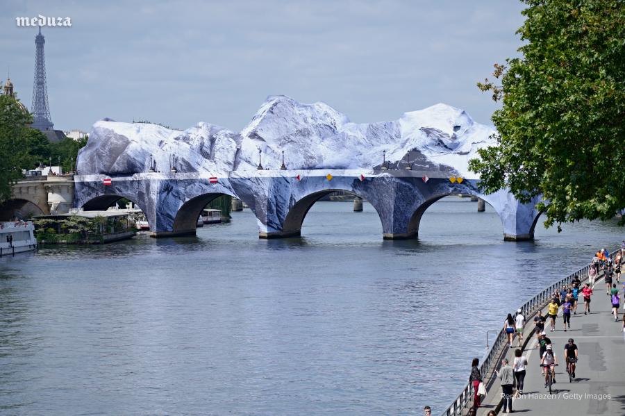 Paris’s oldest bridge transformed into an “art cave” installation